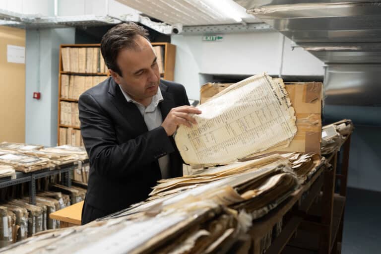 Τέλος στα υπόγεια του Δημοσίου: 1,2 δισ. σελίδες ψηφιοποιούνται