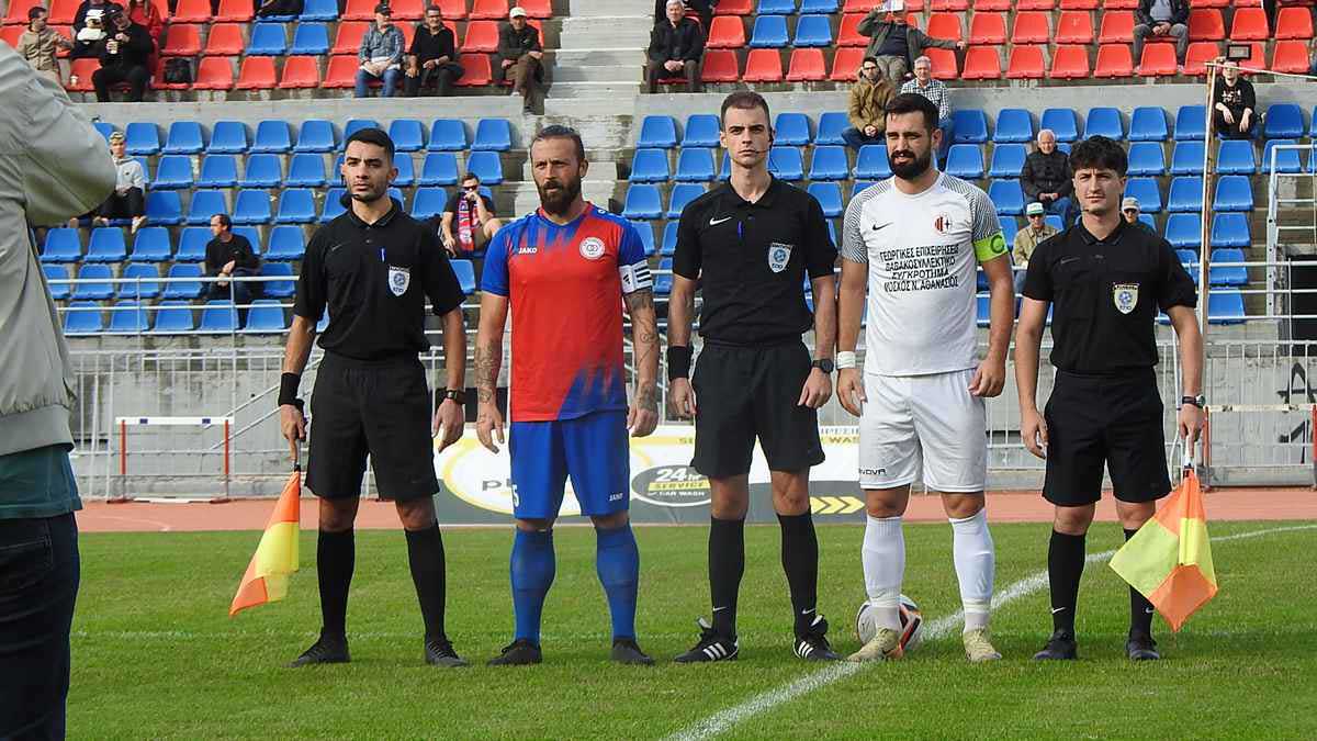 Στιγμιότυπο από τον αγώνα ΑΟ Τρίκαλα – Αστέρας Σταυρού για τη Γ’ Εθνική στο Δημοτικό Στάδιο Τρικάλων.