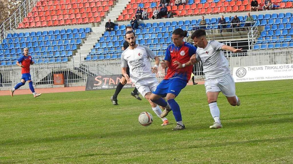 Στιγμιότυπο από τον αγώνα ΑΟ Τρίκαλα – Αστέρας Σταυρού για τη Γ’ Εθνική στο Δημοτικό Στάδιο Τρικάλων.