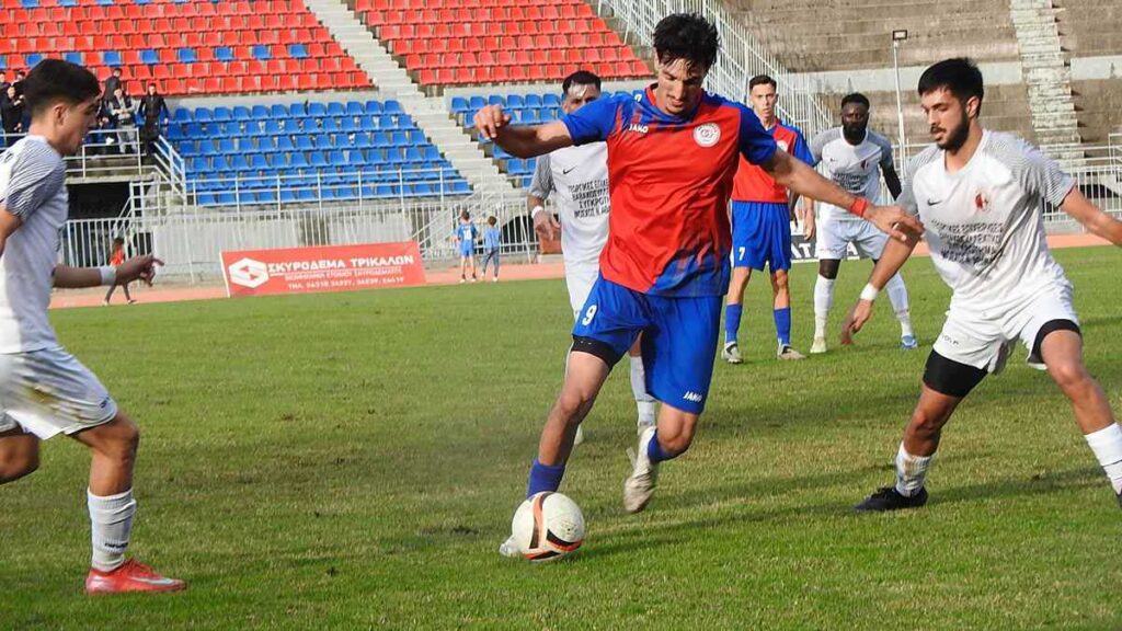 Στιγμιότυπο από τον αγώνα ΑΟ Τρίκαλα – Αστέρας Σταυρού για τη Γ’ Εθνική στο Δημοτικό Στάδιο Τρικάλων.