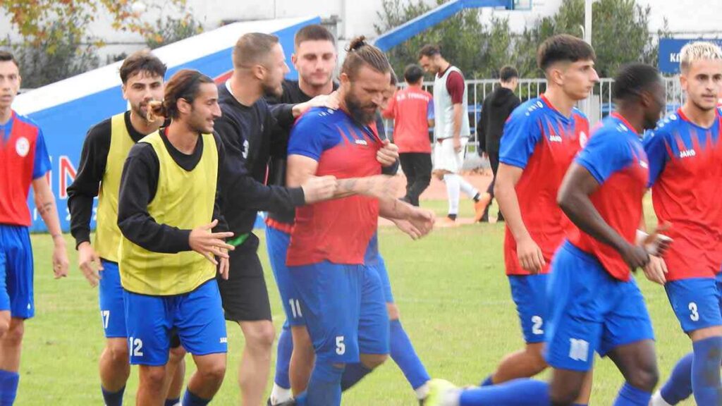 Στιγμιότυπο από τον αγώνα ΑΟ Τρίκαλα – Αστέρας Σταυρού για τη Γ’ Εθνική στο Δημοτικό Στάδιο Τρικάλων.