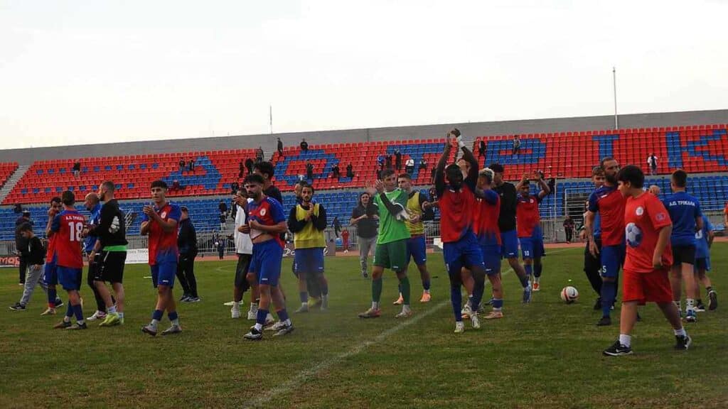 Στιγμιότυπο από τον αγώνα ΑΟ Τρίκαλα – Αστέρας Σταυρού για τη Γ’ Εθνική στο Δημοτικό Στάδιο Τρικάλων.