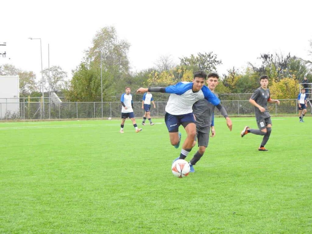 Στιγμιότυπο από τον αγώνα της Κ16 ΕΠΣ Τρικάλων με την Πιερία για το πρωτάθλημα Μικτών Ενώσεων