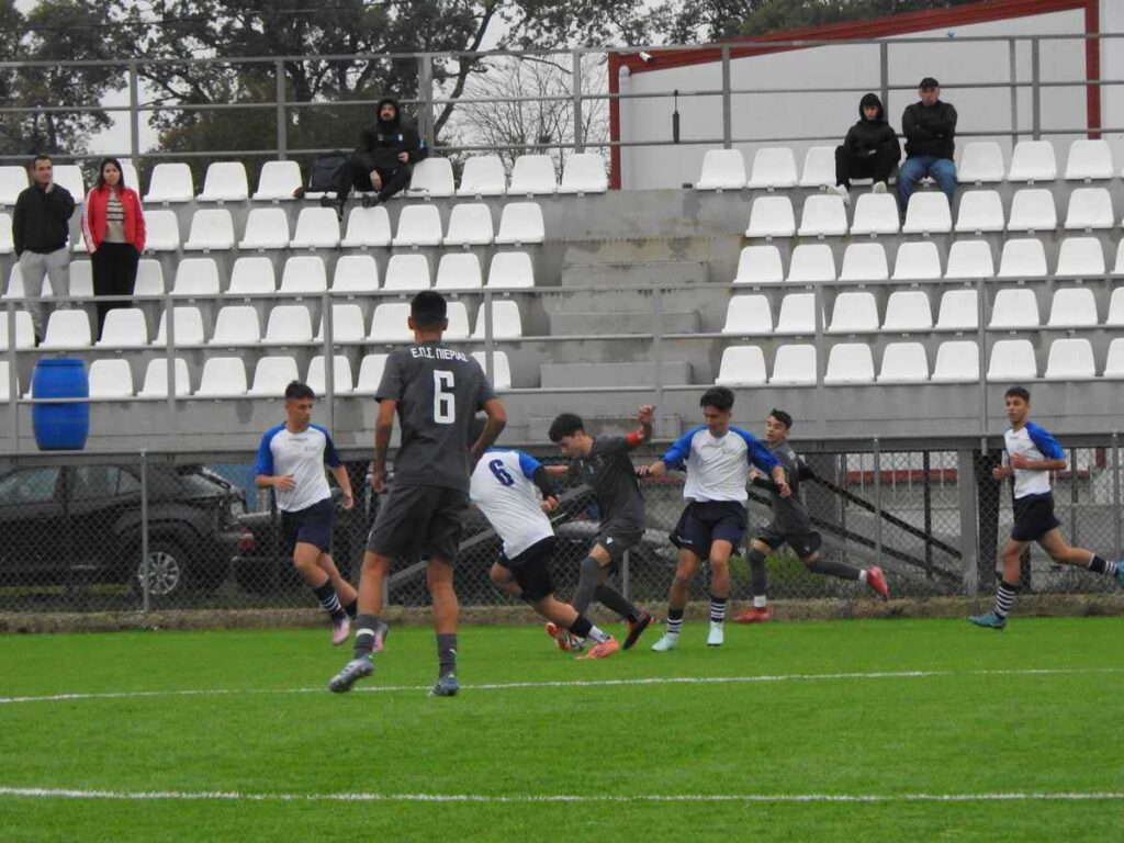 Στιγμιότυπο από τον αγώνα της Κ16 ΕΠΣ Τρικάλων με την Πιερία για το πρωτάθλημα Μικτών Ενώσεων
