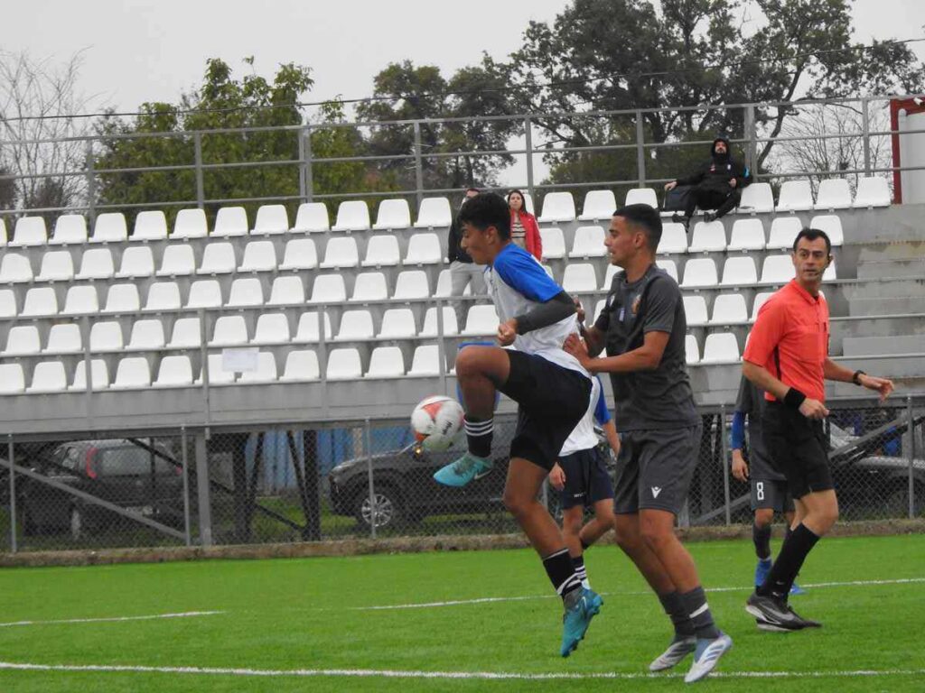 Στιγμιότυπο από τον αγώνα της Κ16 ΕΠΣ Τρικάλων με την Πιερία για το πρωτάθλημα Μικτών Ενώσεων