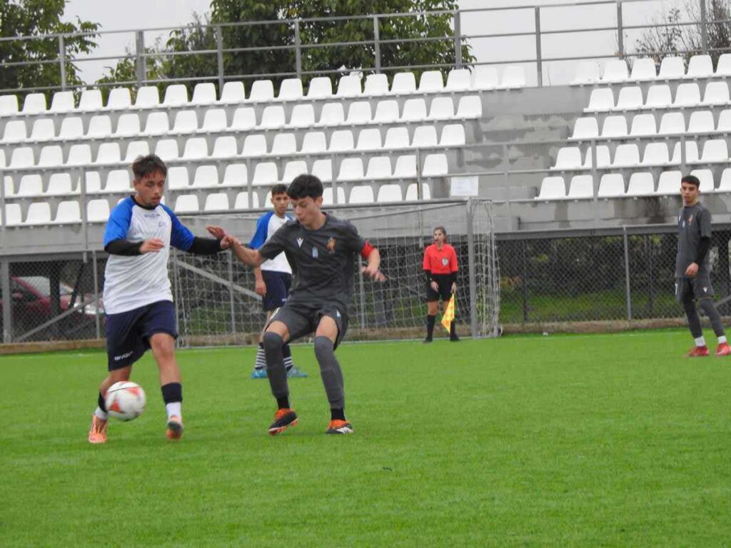 Στιγμιότυπο από τον αγώνα της Κ16 ΕΠΣ Τρικάλων με την Πιερία για το πρωτάθλημα Μικτών Ενώσεων