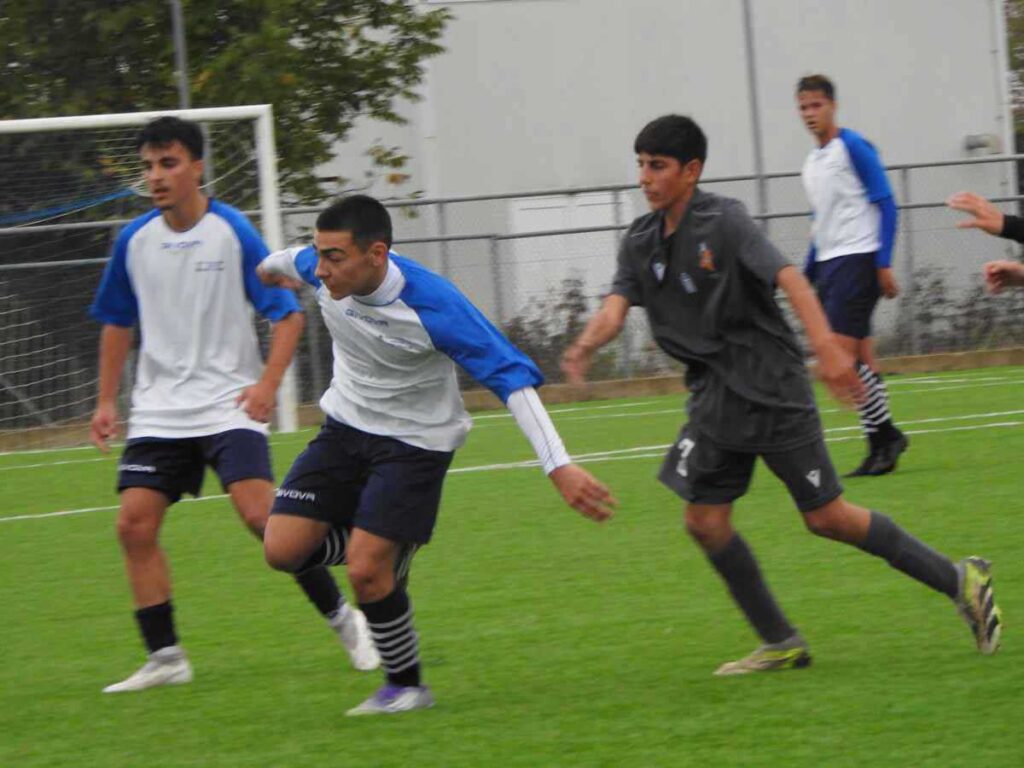 Στιγμιότυπο από τον αγώνα της Κ16 ΕΠΣ Τρικάλων με την Πιερία για το πρωτάθλημα Μικτών Ενώσεων