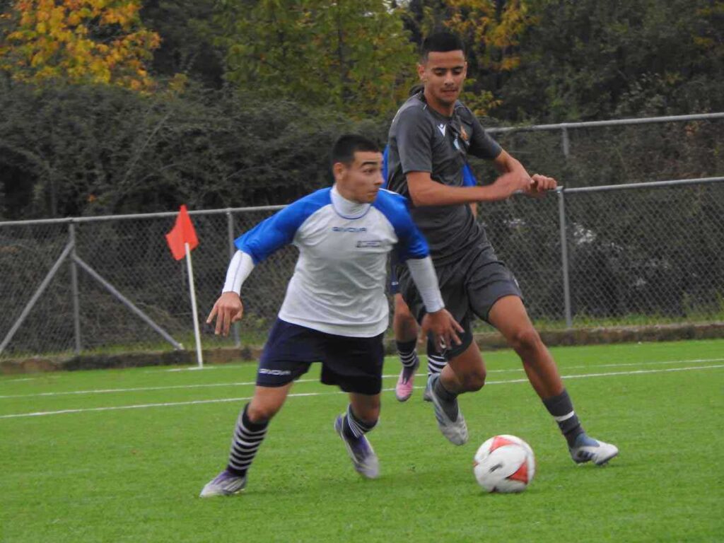 Στιγμιότυπο από τον αγώνα της Κ16 ΕΠΣ Τρικάλων με την Πιερία για το πρωτάθλημα Μικτών Ενώσεων