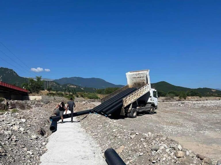 Εργασίες αποκατάστασης αγωγού λυμάτων στη Διάβα, δίπλα στον Πηνειό ποταμό»