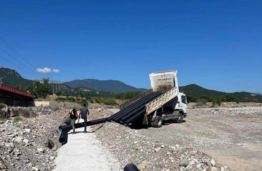 Εργασίες αποκατάστασης αγωγού λυμάτων στη Διάβα, δίπλα στον Πηνειό ποταμό»