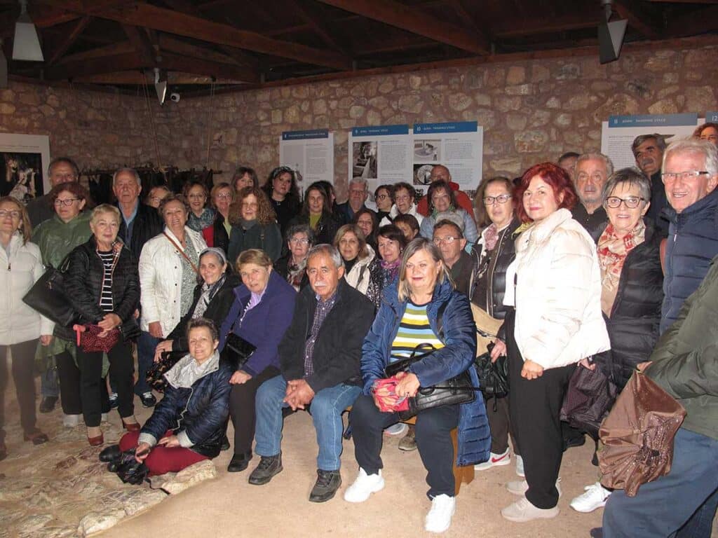 Εκδρομή του Συλλόγου Φίλων Σιδηροδρόμου Τρικάλων στην ορεινή Αρκαδία με επισκέψεις σε παραδοσιακούς οικισμούς και ιστορικά μνημεία