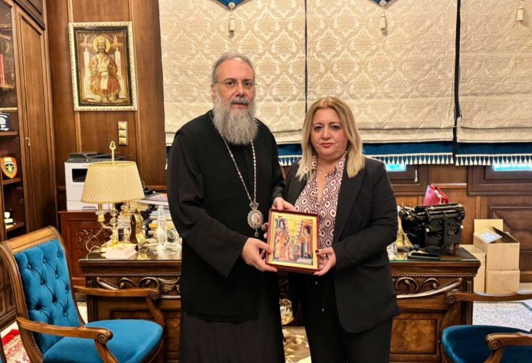 Η Χρύσα Ντιντή εύχεται στον Μητροπολίτη Τρίκκης Χρυσόστομο για τα ονομαστήριά του