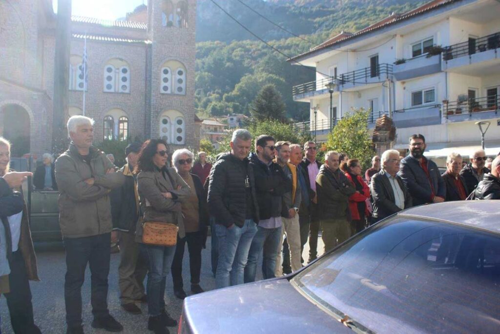 Κάτοικοι της Πύλης διαμαρτύρονται έξω από το υποκατάστημα ΕΛΤΑ για το ενδεχόμενο κλεισίματος