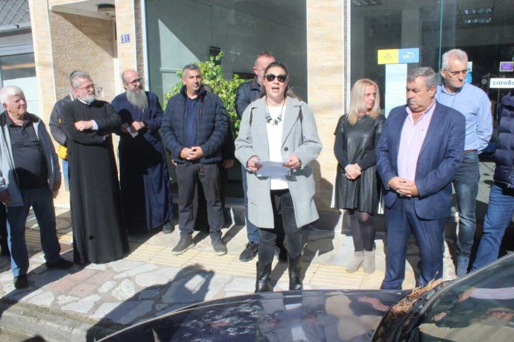 Κάτοικοι της Πύλης διαμαρτύρονται έξω από το υποκατάστημα ΕΛΤΑ για το ενδεχόμενο κλεισίματος