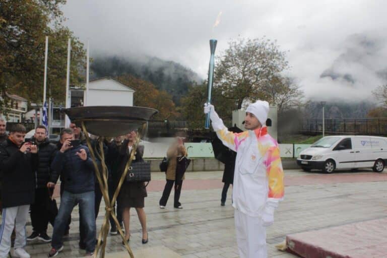 Η Ολυμπιακή Φλόγα Milano–Cortina 2026 πέρασε από την Πύλη