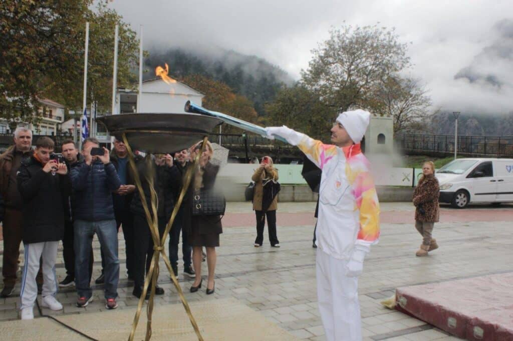 Η Ολυμπιακή Φλόγα Milano–Cortina 2026 πέρασε από την Πύλη