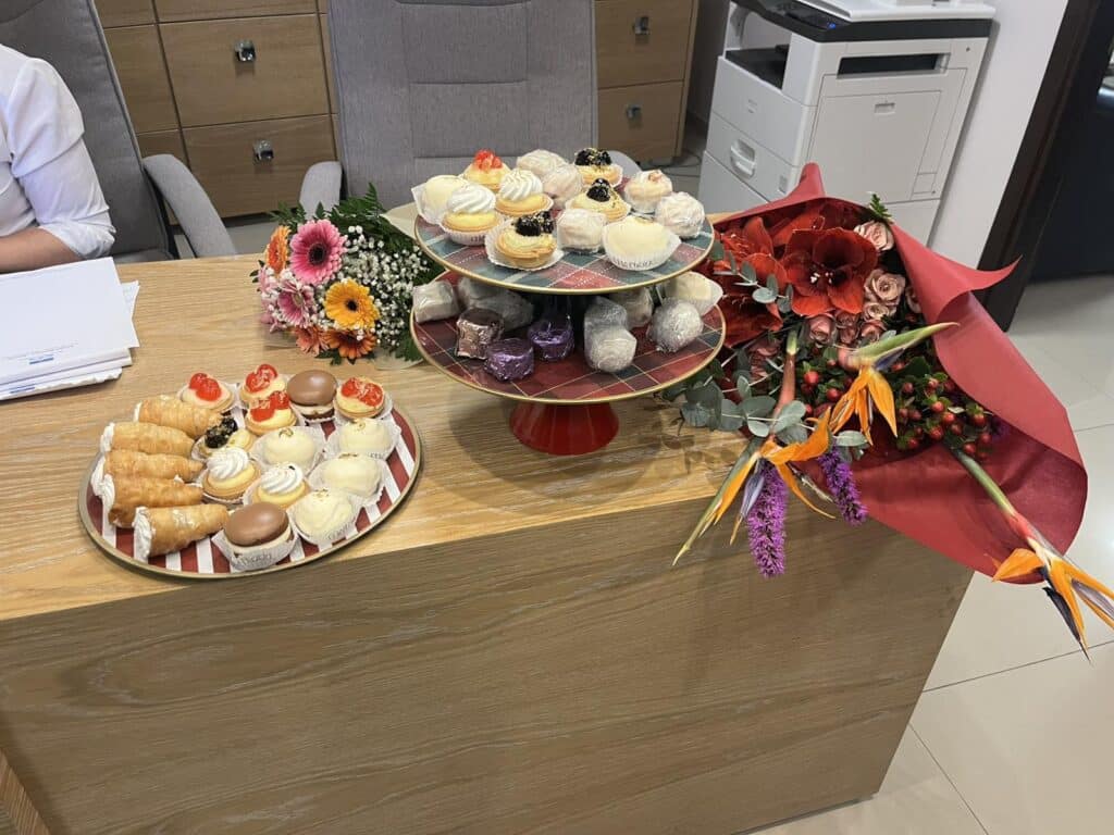 Ευχές και ζεστό κλίμα στο γραφείο της Κατερίνας Παπακώστα για την ονομαστική της εορτή