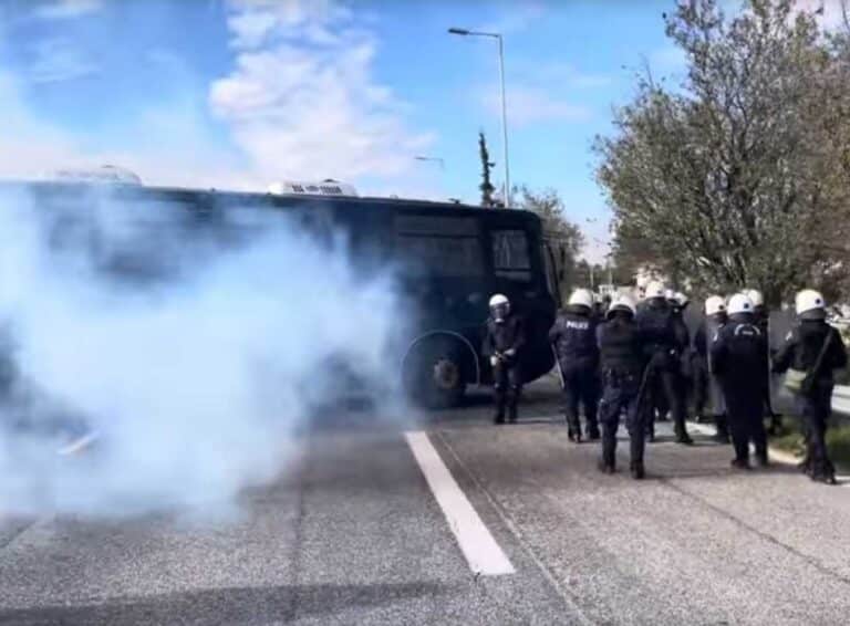 Συλλήψεις αγροτών σε Νίκαια και Πλατύκαμπο – Δύο αστυνομικοί τραυματίες