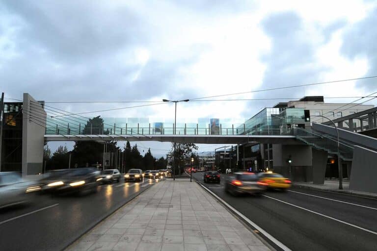 Θλίψη στη Λάρισα: Νεκρός φοιτητής μετά από πτώση από πεζογέφυρα στην Αθήνα