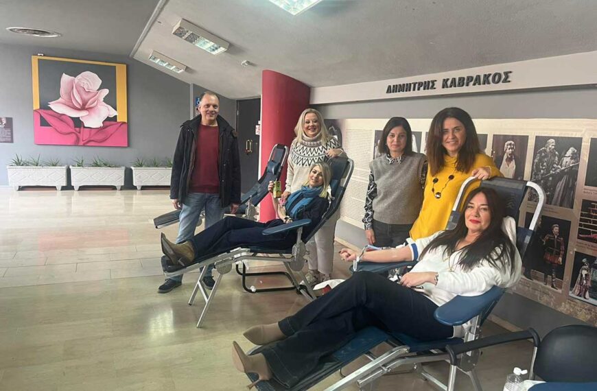 Δημοτικοί υπάλληλοι σε διαδικασία αιμοδοσίας στο Πνευματικό Κέντρο Τρικάλων