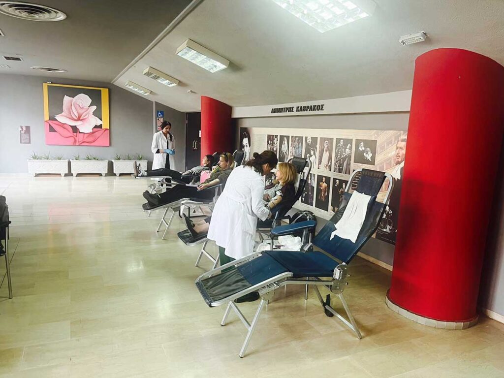 Νοσηλευτές και δημοτικοί υπάλληλοι συμμετέχουν σε εθελοντική αιμοδοσία στο Πνευματικό Κέντρο Τρικάλων