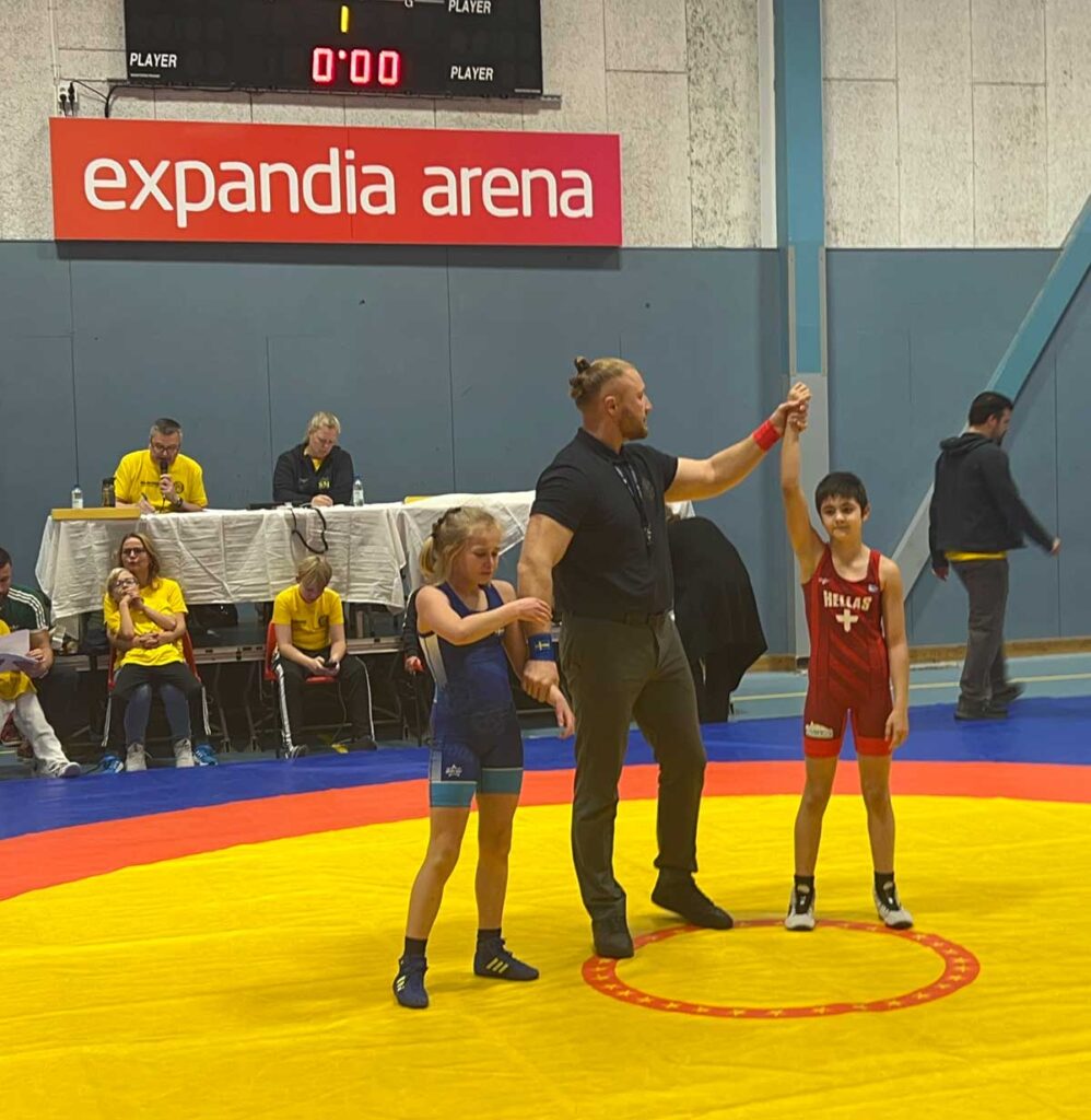 Στιγμιότυπα από τη συμμετοχή της αποστολής του Α.Σ. Τρικάλων στη Σουηδία, με την Ευριδίκη Αναστασίου και τους συναθλητές της στους αγώνες του διεθνούς τουρνουά πάλης Malarcupen.