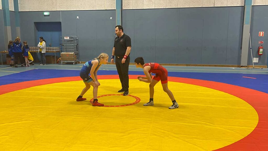 Στιγμιότυπα από τη συμμετοχή της αποστολής του Α.Σ. Τρικάλων στη Σουηδία, με την Ευριδίκη Αναστασίου και τους συναθλητές της στους αγώνες του διεθνούς τουρνουά πάλης Malarcupen.