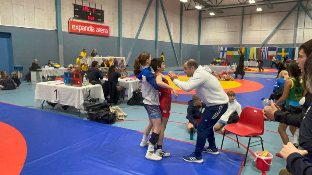 Στιγμιότυπα από τη συμμετοχή της αποστολής του Α.Σ. Τρικάλων στη Σουηδία, με την Ευριδίκη Αναστασίου και τους συναθλητές της στους αγώνες του διεθνούς τουρνουά πάλης Malarcupen.