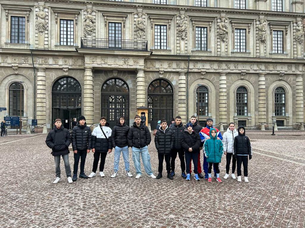 Στιγμιότυπα από τη συμμετοχή της αποστολής του Α.Σ. Τρικάλων στη Σουηδία, με την Ευριδίκη Αναστασίου και τους συναθλητές της στους αγώνες του διεθνούς τουρνουά πάλης Malarcupen.