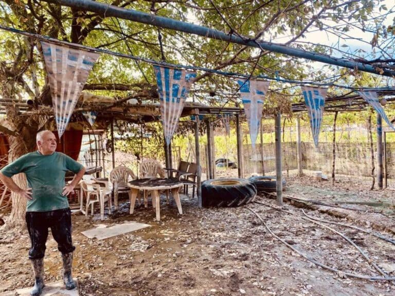 Άνδρας μέσα στη λάσπη και τα συντρίμμια - σύμβολο πολιτικής φθοράς και κατάρρευσης