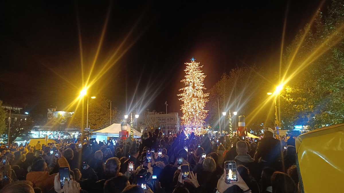 Τρίκαλα: Φωταγωγήθηκε το ψηλότερο φυσικό χριστουγεννιάτικο δέντρο