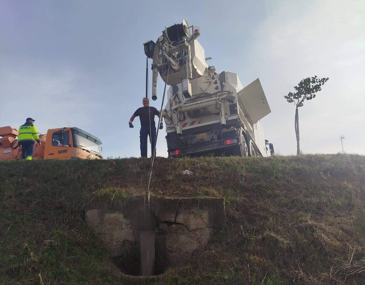 Καθαρισμοί αγωγών ομβρίων από τη ΔΕΥΑΤ σε οκτώ περιοχές των Τρικάλων
