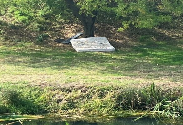 Μέχρι και πεταμένα στρώματα στα αξιοθέατα του Ληθαίου