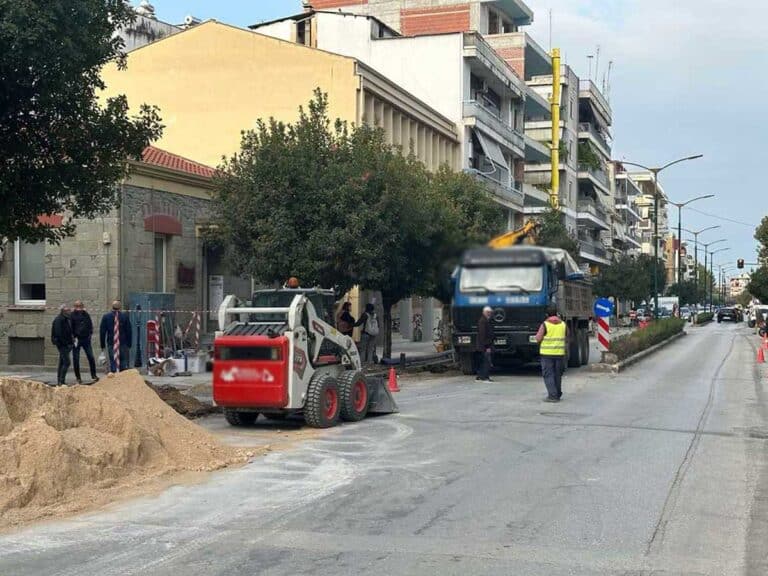 Έργα της ΔΕΥΑΤ σε κεντρικό δρόμο των Τρικάλων με συνεργεία και εκσκαφές στο οδόστρωμα.