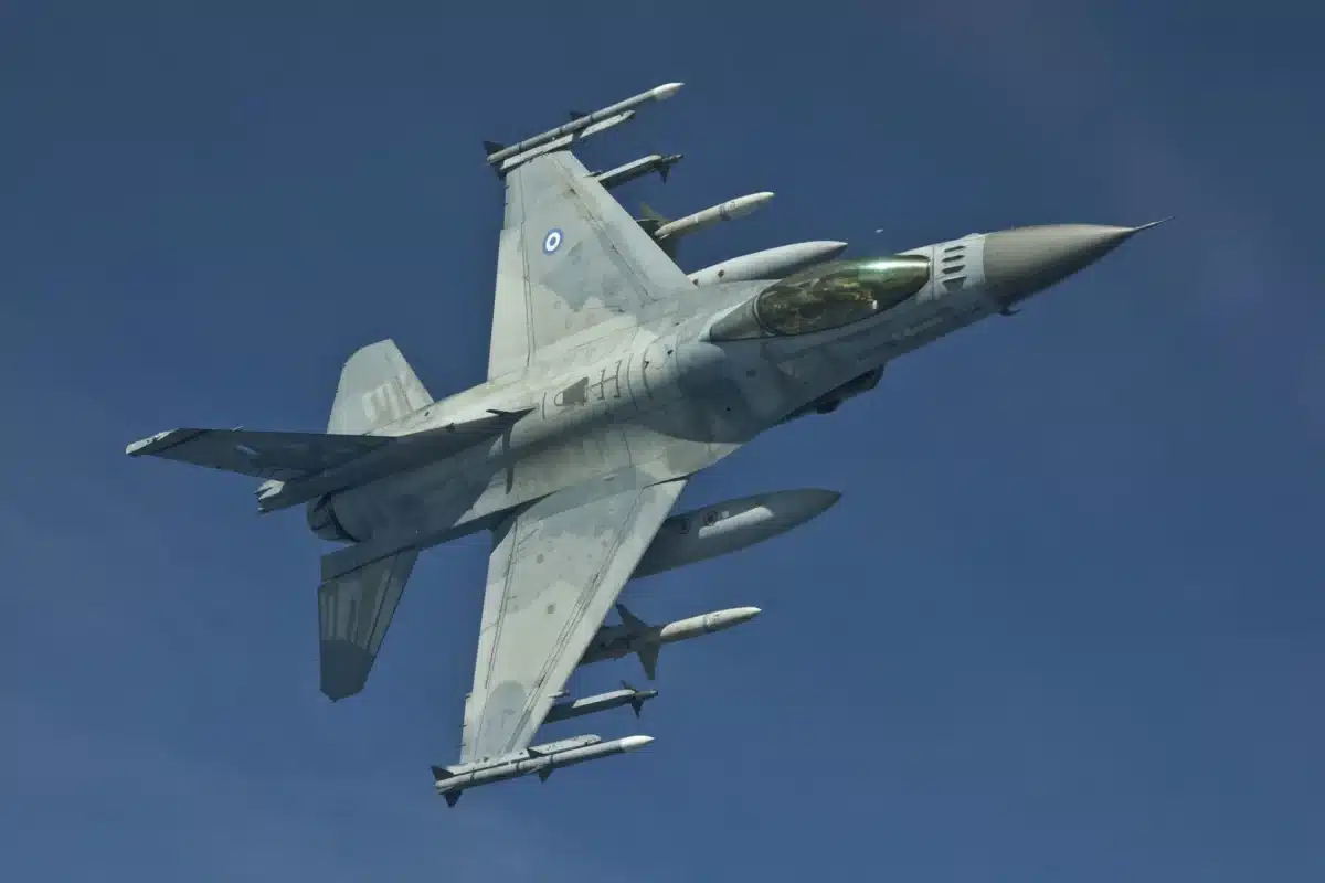 Χαμηλή διέλευση F-16 πάνω από τα Τρίκαλα την Τετάρτη