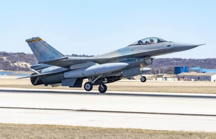 Χαμηλή διέλευση F-16 πάνω από την Καρδίτσα την Τετάρτη