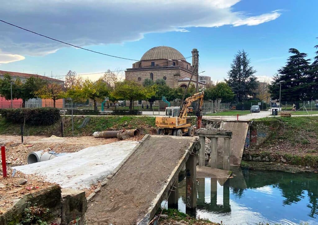 Γκρεμίστηκε η μισή πεζογέφυρα Αγίου Κωνσταντίνου – Ξεκινά επιτέλους η νέα εποχή;