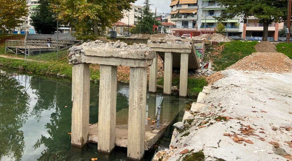 Γκρεμίστηκε η μισή πεζογέφυρα Αγίου Κωνσταντίνου – Ξεκινά επιτέλους η νέα εποχή;