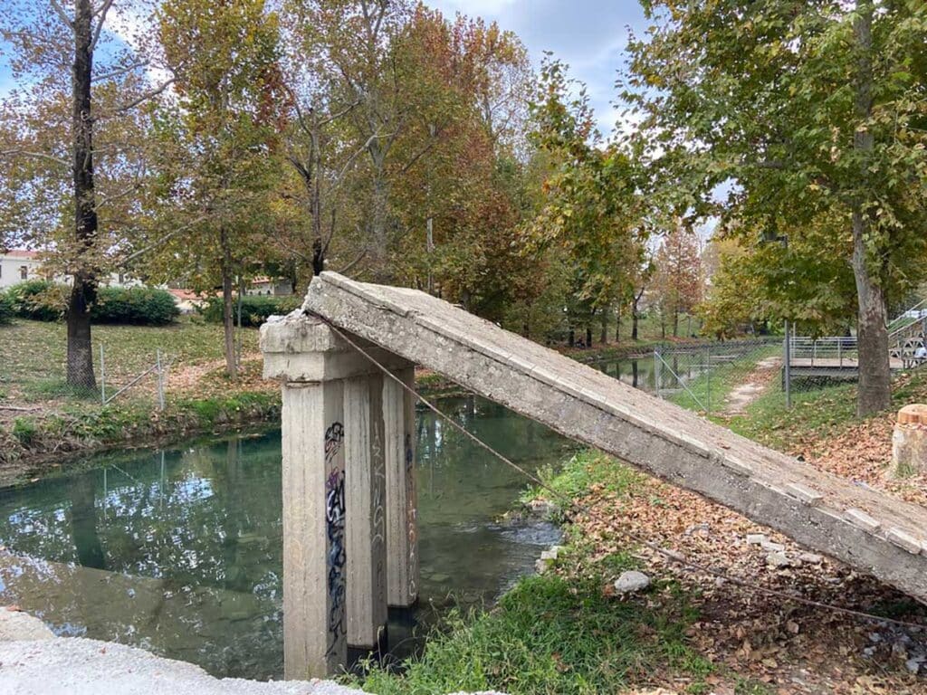 Γκρεμίστηκε η μισή πεζογέφυρα Αγίου Κωνσταντίνου – Ξεκινά επιτέλους η νέα εποχή;