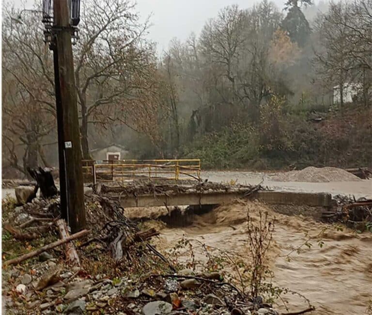 Ολόκληρος ο νομός σε επιφυλακή: Ο Πηνειός φουσκώνει καθώς ο Ασπροπόταμος στέλνει τεράστιους όγκους νερού