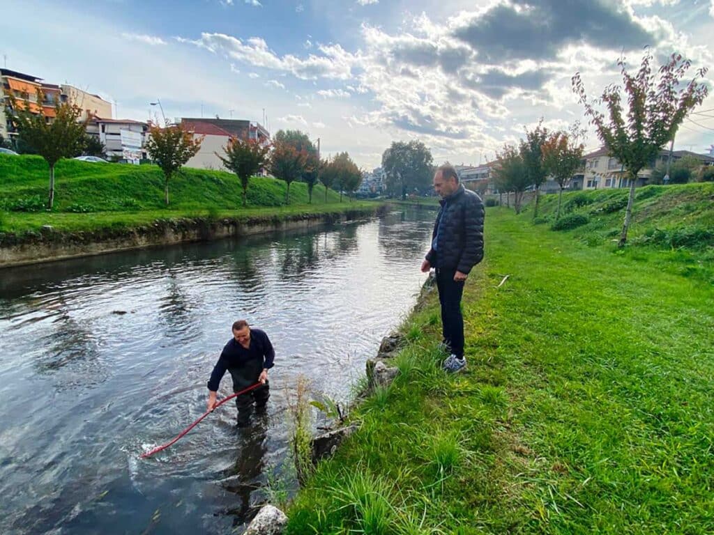 Εργασίες καθαρισμού της κοίτης του Ληθαίου από συνεργείο του Δήμου Τρικκαίων με ειδικό σκάφος και προσωπικό μέσα στο ποτάμι