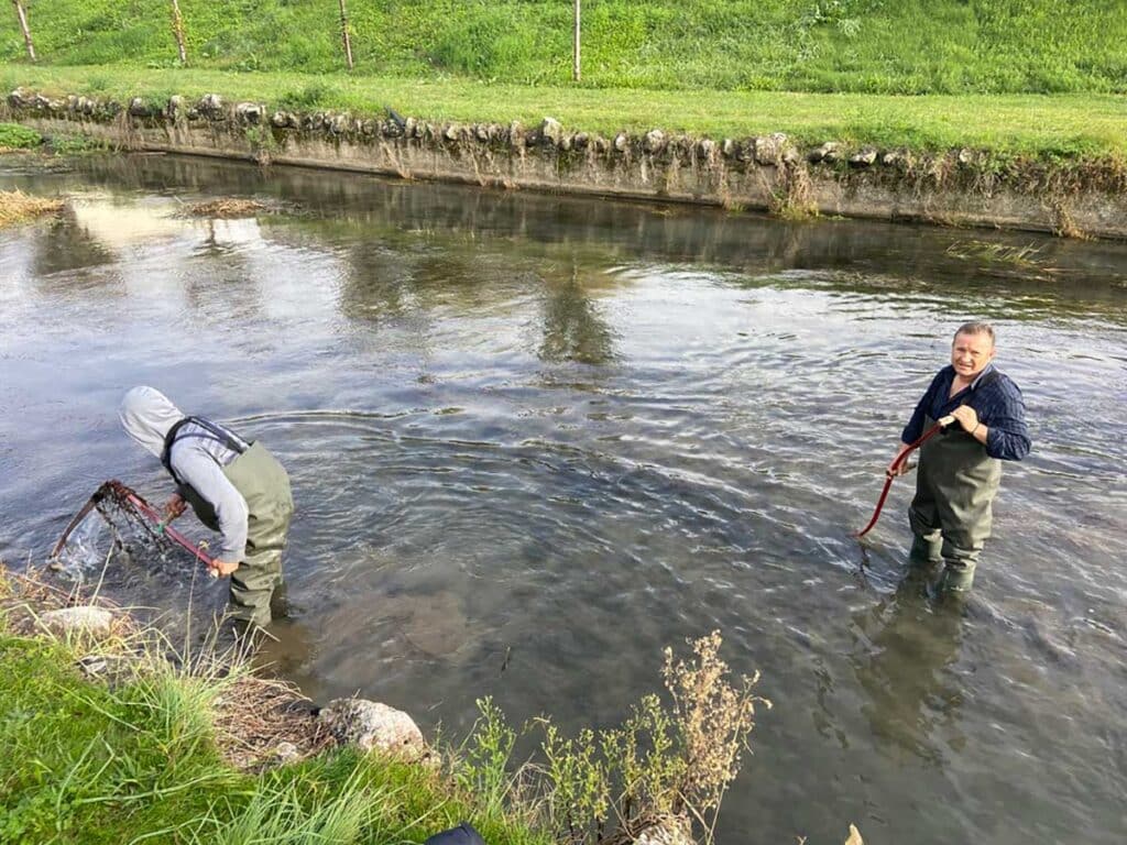 Εργασίες καθαρισμού της κοίτης του Ληθαίου από συνεργείο του Δήμου Τρικκαίων με ειδικό σκάφος και προσωπικό μέσα στο ποτάμι