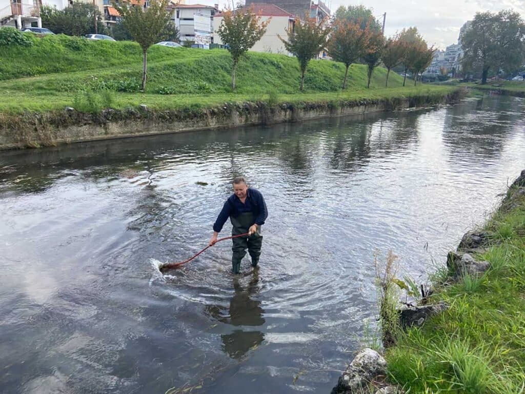 Εργασίες καθαρισμού της κοίτης του Ληθαίου από συνεργείο του Δήμου Τρικκαίων με ειδικό σκάφος και προσωπικό μέσα στο ποτάμι
