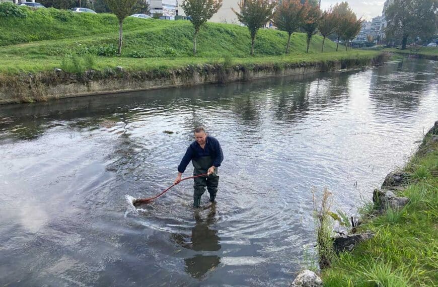 Εργασίες καθαρισμού της κοίτης του Ληθαίου από συνεργείο του Δήμου Τρικκαίων με ειδικό σκάφος και προσωπικό μέσα στο ποτάμι