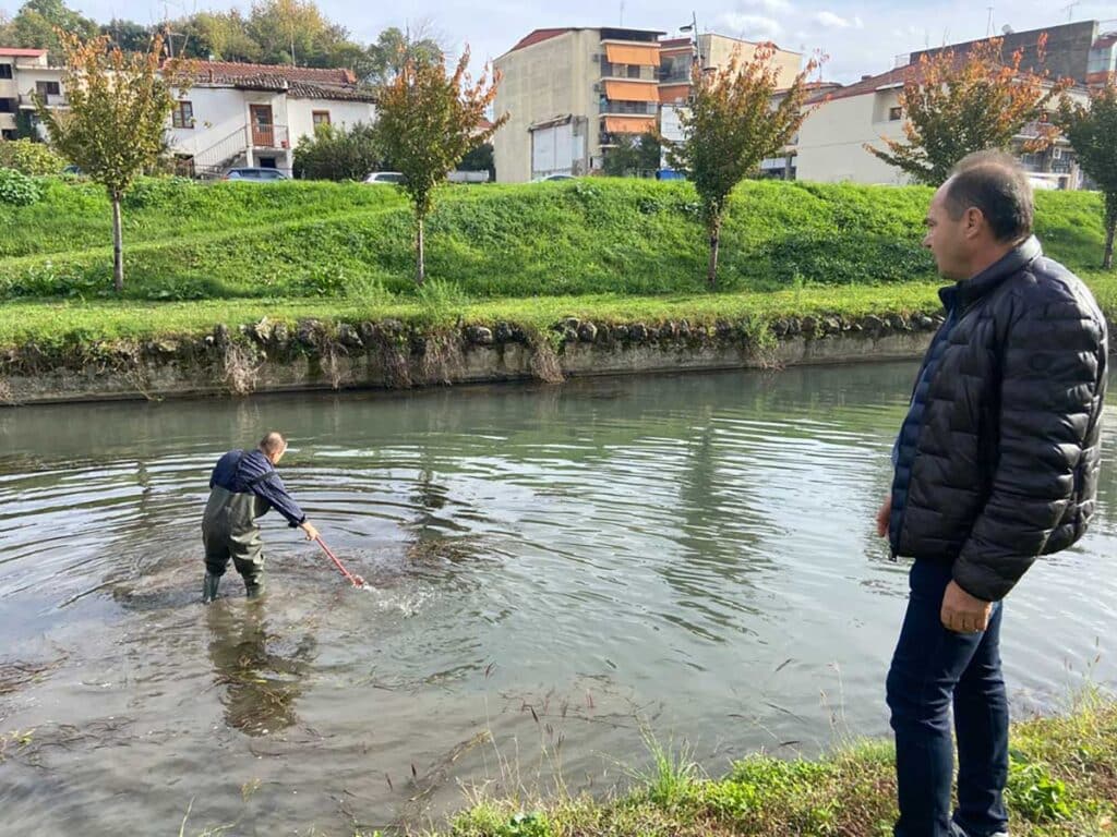 Εργασίες καθαρισμού της κοίτης του Ληθαίου από συνεργείο του Δήμου Τρικκαίων με ειδικό σκάφος και προσωπικό μέσα στο ποτάμι