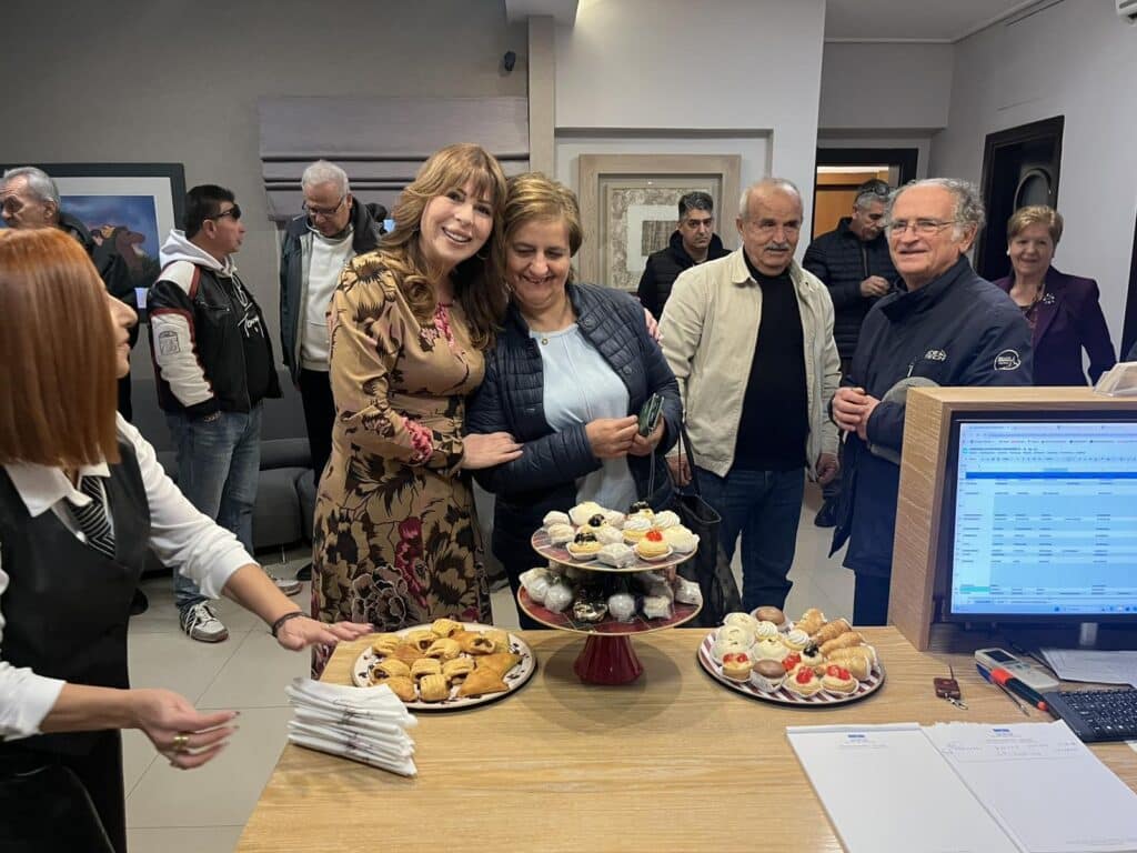 Ευχές και ζεστό κλίμα στο γραφείο της Κατερίνας Παπακώστα για την ονομαστική της εορτή