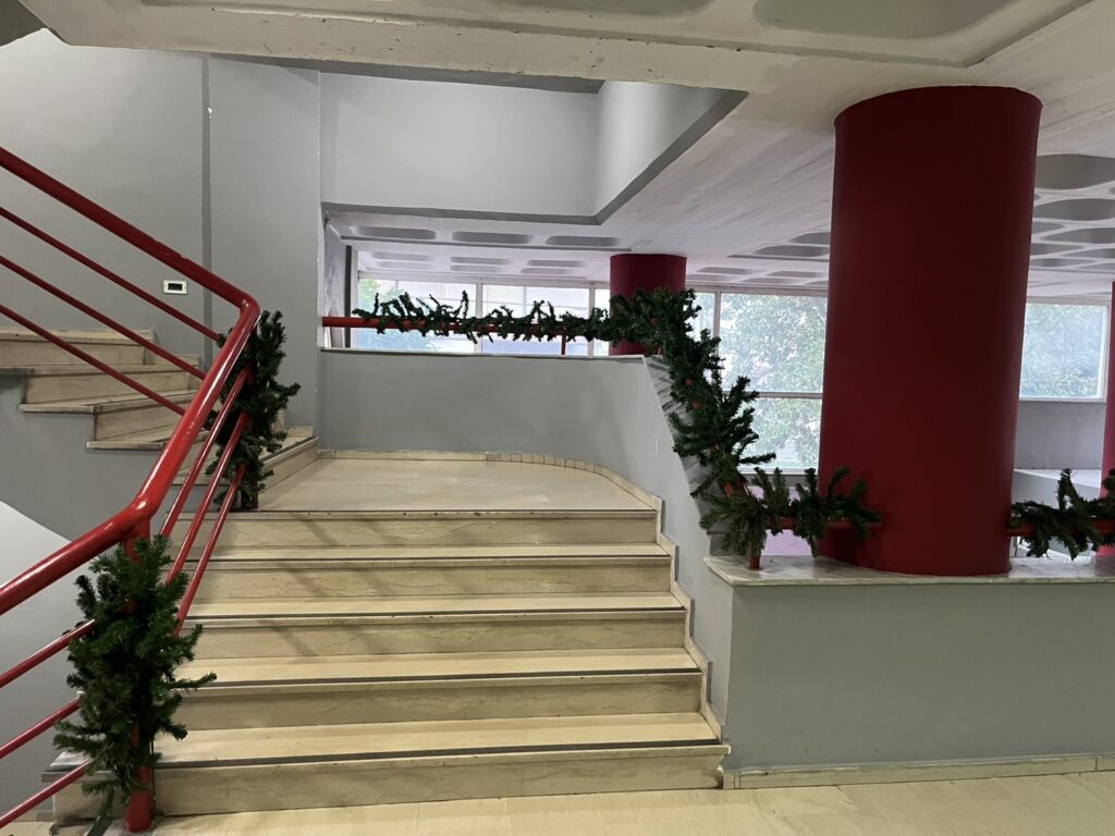 Χριστουγεννιάτικος στολισμός στο Πνευματικό Κέντρο Τρικάλων με δέντρο, γιρλάντες και γιορτινή διακόσμηση