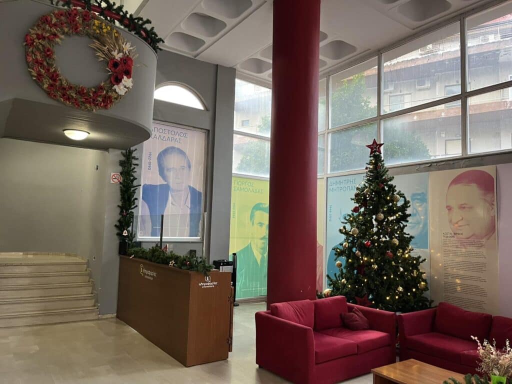 Χριστουγεννιάτικος στολισμός στο Πνευματικό Κέντρο Τρικάλων με δέντρο, γιρλάντες και γιορτινή διακόσμηση