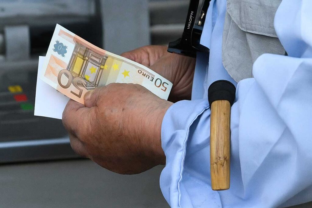 Νωρίτερα καταβάλλεται η μόνιμη ενίσχυση των 250€ στους χαμηλοσυνταξιούχους