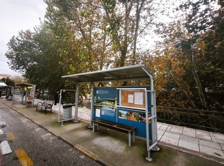 Τρίκαλα: Νέες πληροφοριακές πινακίδες στις στάσεις – Μικρή παρέμβαση, αισθητή αναβάθμιση της πόλης